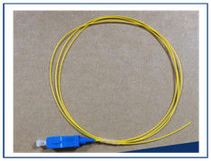 Une queue de cochon à fibre optique Simplex SC APC monomode avec différents types de connecteurs est disponible